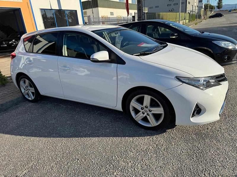 Usado Toyota Auris 90 HP (66 kW) 2013 Branco Citadino