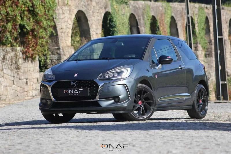 Cinzento Usado 2017 DS Automobiles DS3 | € 11.500 (Preço justo) - Imagem 1/4
