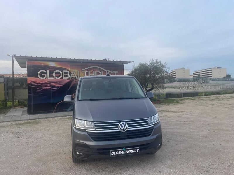 Cinzento Usado 2022 VW Caravelle Comfortline Monovolume | € 48.900 - Imagem 1/4