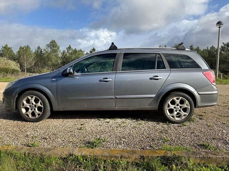 Usado Opel Astra 101 HP (74 kW) 2006 Cinzento Sedan