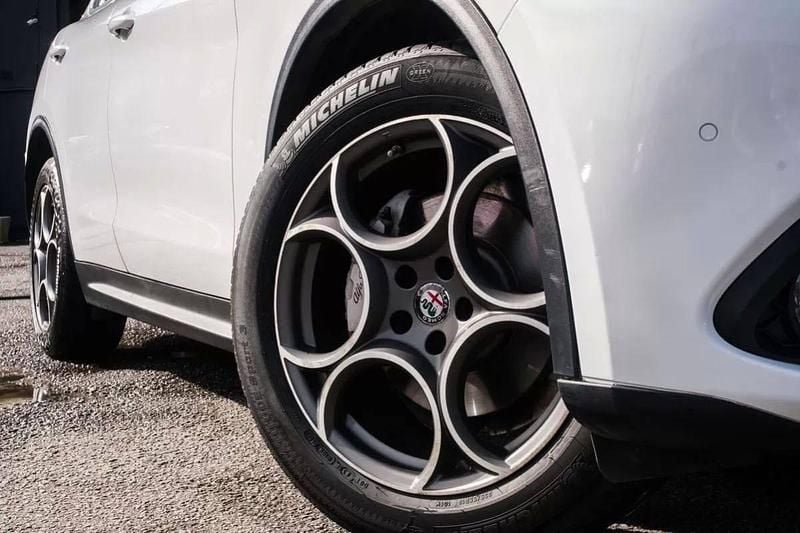 Usado Alfa Romeo Stelvio Ti 210 HP (154 kW) 2017 Branco SUV