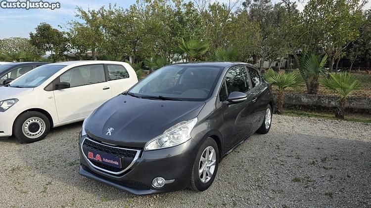 Cinza Usado 2012 Peugeot 208 Citadino | € 8.500 (Preço justo) - Imagem 1/1