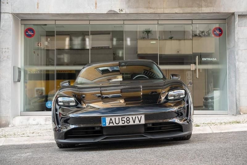 Usado Porsche Taycan 300 kW (408 HP) 2022 Preto Carrinha
