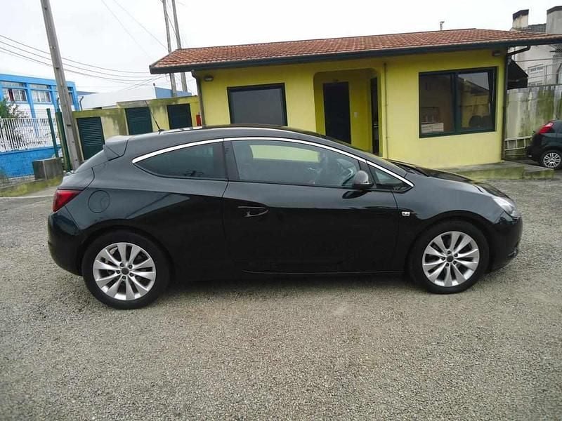 Usado Opel Astra GTC S 130 HP (95 kW) 2012 Preto Coupé