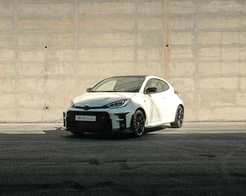 Branco (pintura metalizada especial) Usado 2021 Toyota Yaris | € 43.900 - Imagem 1/4