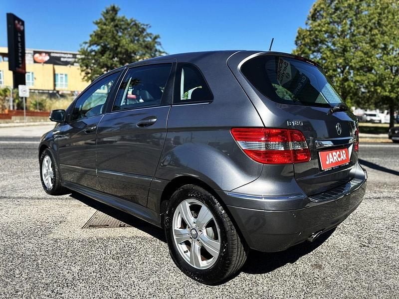 Usado Mercedes B180 109 HP (80 kW) 2010 Cinza Monovolume