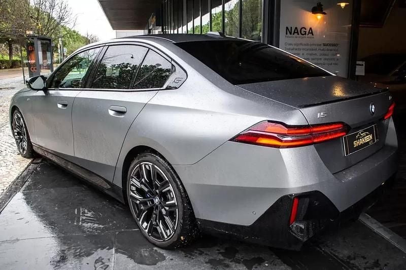 Usado BMW i5 442 kW (601 HP) 2023 Cinza antracite Coupé