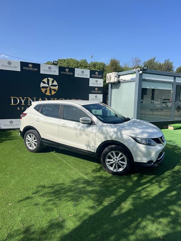 Usado Nissan Qashqai Tekna 109 HP (80 kW) 2015 Branco SUV