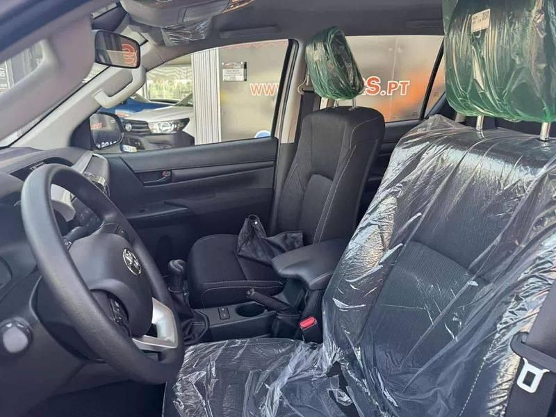 Novo Toyota HiLux Comfort 204 HP (150 kW) 2025 Cinza prata Pickup