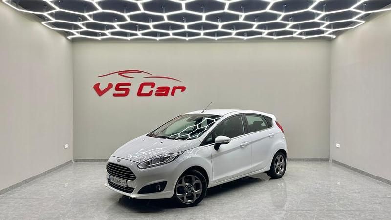 Branco Usado 2015 Ford Fiesta Titanium Citadino | € 11.500 (Preço justo) - Imagem 1/4