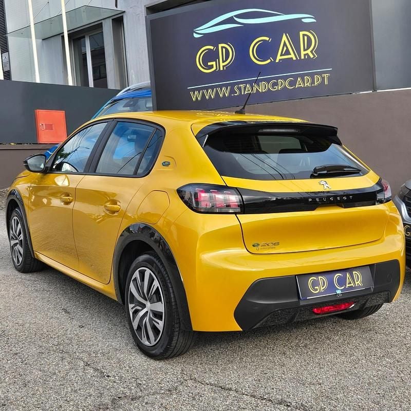 Usado Peugeot e-208 Active 100 kW (136 HP) 2023 Amarelo Citadino