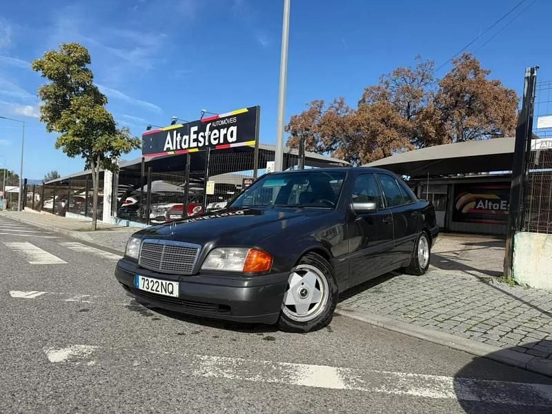 Cinza Usado 1999 Mercedes C220 Sedan | € 4.500 - Imagem 1/4