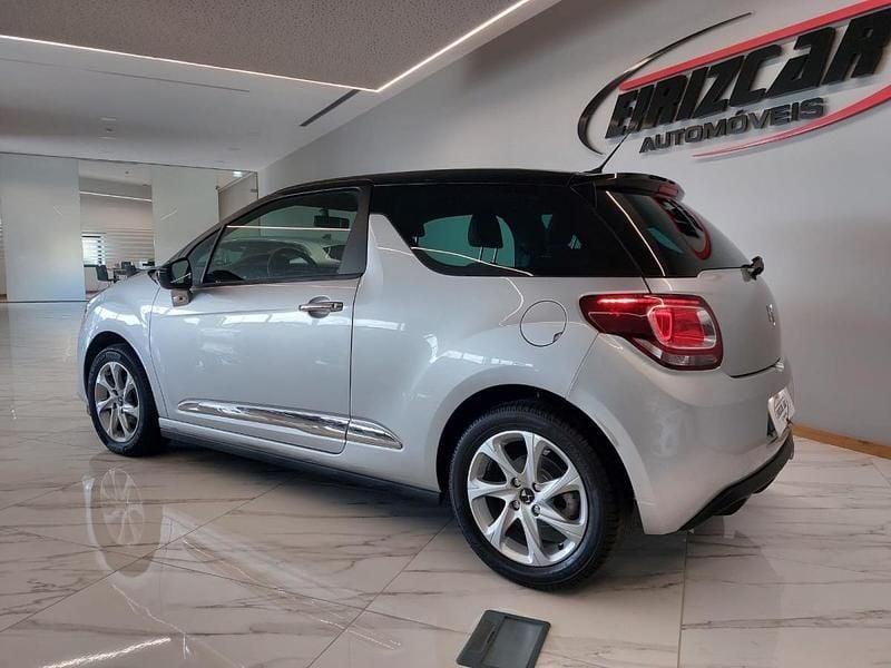 Usado DS Automobiles DS3 Crossback Be Chic 110 HP (80 kW) 2018 Cinzento SUV