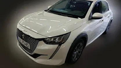 Usado 2021 Peugeot e-208 Allure Citadino | € 16.900 (Preço justo)