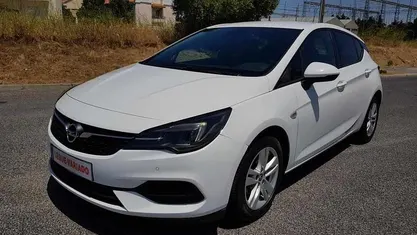 Usado Opel Astra 122 HP (89 kW) 2020 Branco Citadino