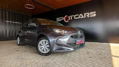 Usado Toyota Yaris Hybrid Comfort 115 HP (84 kW) 2022 Cinza