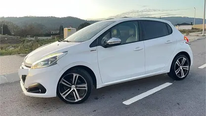 Branco Usado 2016 Peugeot 208 Citadino | € 11.950 (Preço justo)