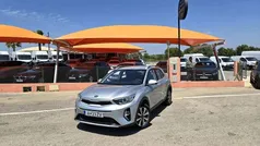 Cinzento prata metalizado Usado 2021 Kia Stonic LX SUV | € 15.950 (Preço justo)