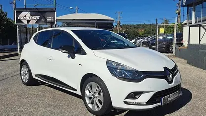 Branco Usado 2017 Renault Clio IV LIMITED Citadino | € 12.290 (Preço justo)