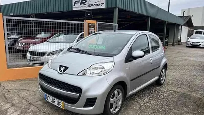 Cinza prata Usado 2010 Peugeot 107 Active Citadino | € 4.950 (Preço justo)
