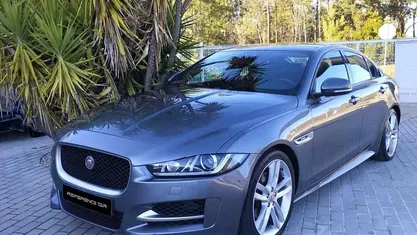Usado Jaguar XE 180 HP (132 kW) 2017 Cinzento Sedan