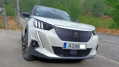 Branco Usado 2022 Peugeot e-2008 GT SUV | € 21.000 (Preço justo)