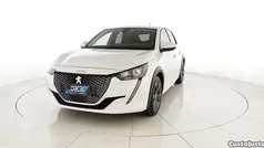 Branco Usado 2021 Peugeot e-208 Allure Citadino | € 16.599 (Preço justo)