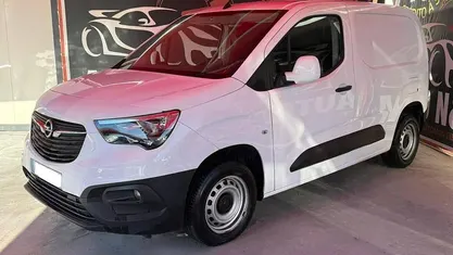 Usado Opel Combo 102 HP (75 kW) 2021 Branco Monovolume