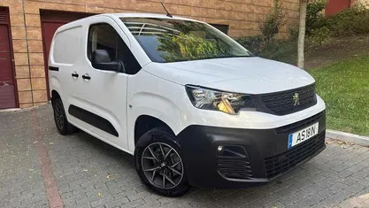 Usado Peugeot Partner Premium 102 HP (75 kW) 2022 Branco Monovolume