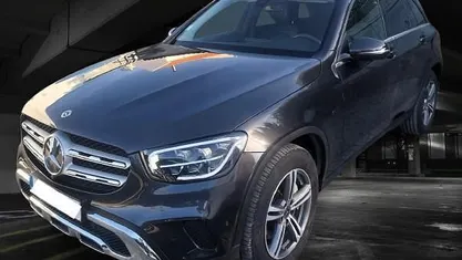 Cinzento Usado 2021 Mercedes GLC300 Citadino | € 49.500 (Preço justo)