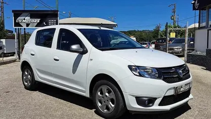 Branco Usado 2015 Dacia Sandero Comfort Citadino | € 10.450 (Preço justo)
