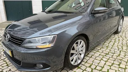 Usado VW Jetta 105 HP (77 kW) 2012 Cinza Sedan