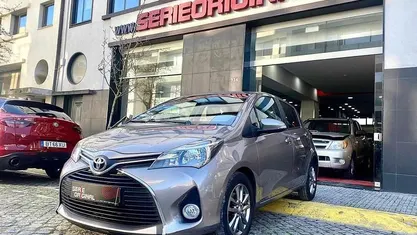 Cinzento Usado 2015 Toyota Yaris | € 7.650 (Bom preço)