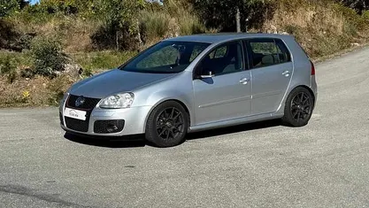 Usado VW Golf V 105 HP (77 kW) 2007 Cinzento Citadino