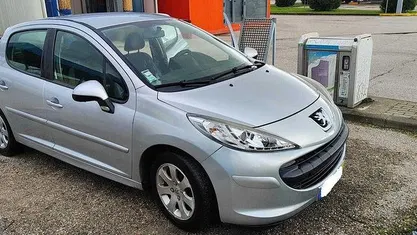 Cinzento Usado 2008 Peugeot 207 Sedan | € 3.750 (Preço justo)