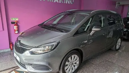 Cinzento Usado 2018 Opel Zafira Dynamic Monovolume | € 14.900 (Preço justo)