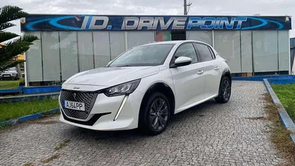 Branco Usado 2021 Peugeot e-208 Allure Citadino | € 15.900 (Preço justo)