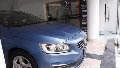 Usado Volvo V60 115 HP (84 kW) 2014 Azul Carrinha