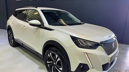 Usado Peugeot 2008 Allure 130 HP (95 kW) 2020 Branco SUV