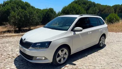 Branco Usado 2017 Skoda Fabia Citadino | € 7.950 (Preço justo)