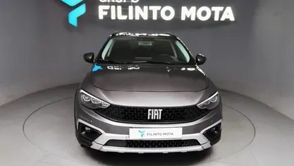 Cinzento Usado 2023 Fiat Tipo Cross Sedan | € 17.940 (Preço justo)
