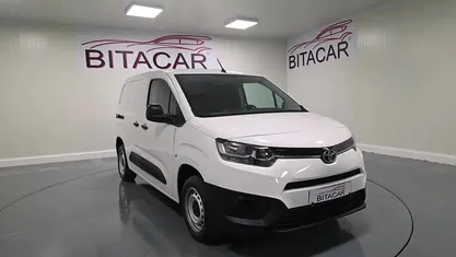 Usado Toyota Proace 102 HP (75 kW) 2021 Branco Monovolume