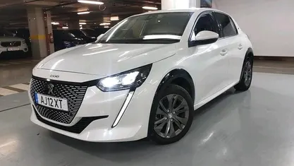 Usado Peugeot e-208 100 kW (136 HP) 2021 Branco Citadino