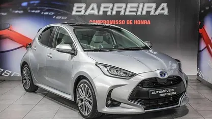 Cinza Usado 2021 Toyota Yaris Hybrid Luxury | € 21.900 (Preço justo)