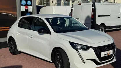 Branco Usado 2021 Peugeot 208 Active Citadino | € 14.500 (Preço justo)
