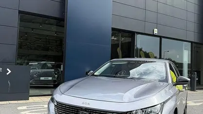 Usado Peugeot e-308 Allure 114 kW (156 HP) 2025 Citadino