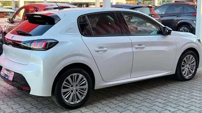 Usado Peugeot 208 Allure 102 HP (75 kW) 2022 Citadino