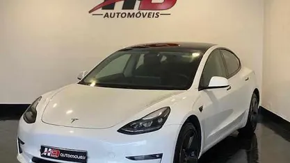 Branco Usado 2023 Tesla Model 3 Standard Range Plus Sedan | € 30.750 (Preço justo)