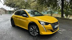 Amarelo Usado 2021 Peugeot e-208 GT Citadino | € 17.990 (Preço justo)
