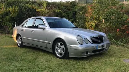 Cinzento Usado 2000 Mercedes E220 Sedan | € 5.500 (Preço justo)